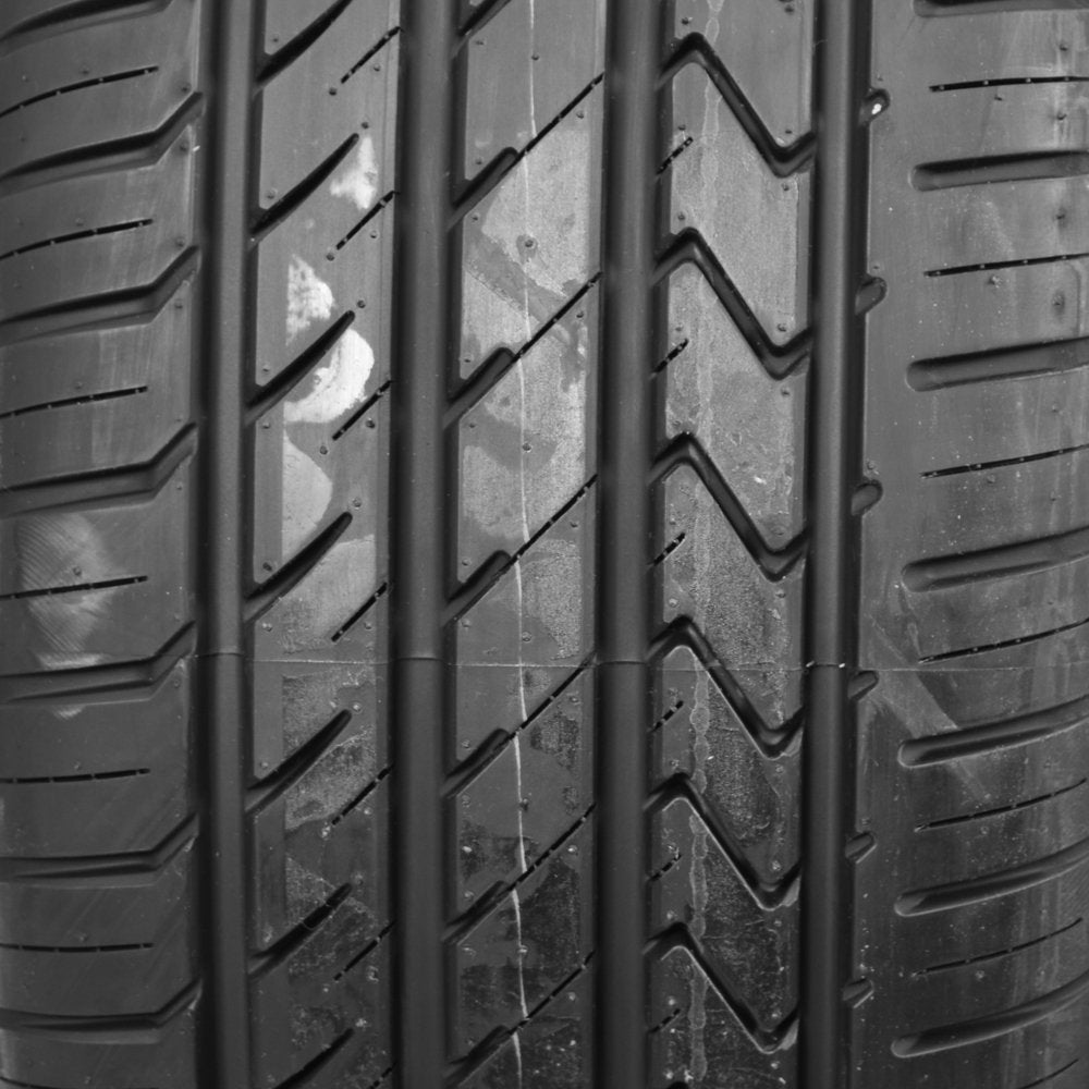 235/40R19 Tire H711061